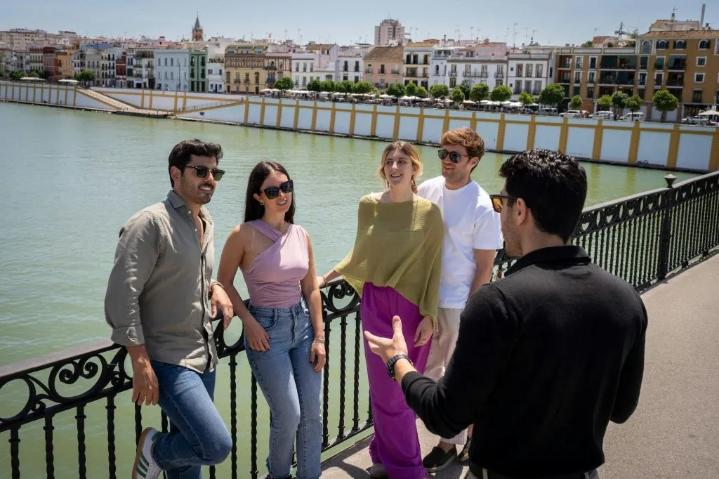Sevilla: Ruta Guiada de Tapas y Cata de Vinos