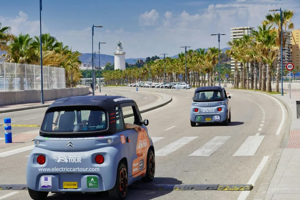 Málaga: Visita guiada en coche eléctrico + Entrada a la Cueva del Tesoro