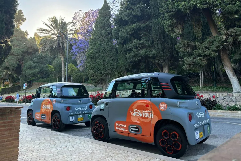 Málaga: Visita guiada en coche eléctrico + Entrada a la Cueva del Tesoro