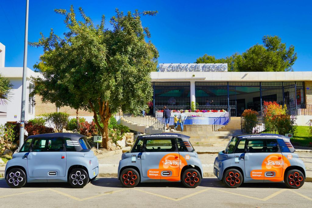 Malaga: Tour guidato in auto elettrica + ingresso alla Grotta del Tesoro