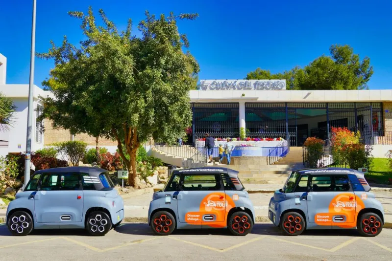 Málaga: Visita guiada en coche eléctrico + Entrada a la Cueva del Tesoro