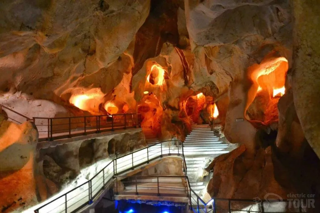 Málaga: Visita guiada en coche eléctrico + Entrada a la Cueva del Tesoro