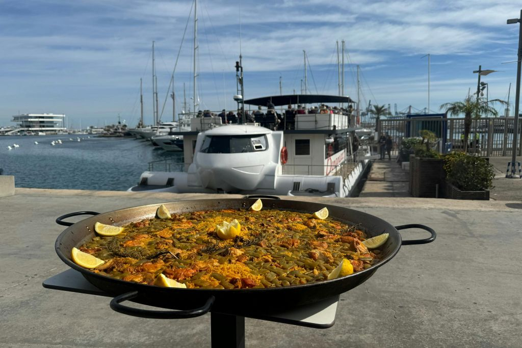 Valencia: Catamaran Cruise with Valencian Paella