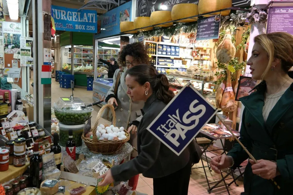 Roma: Tour gastronomico del quartiere Prati con degustazione di vino e gelato