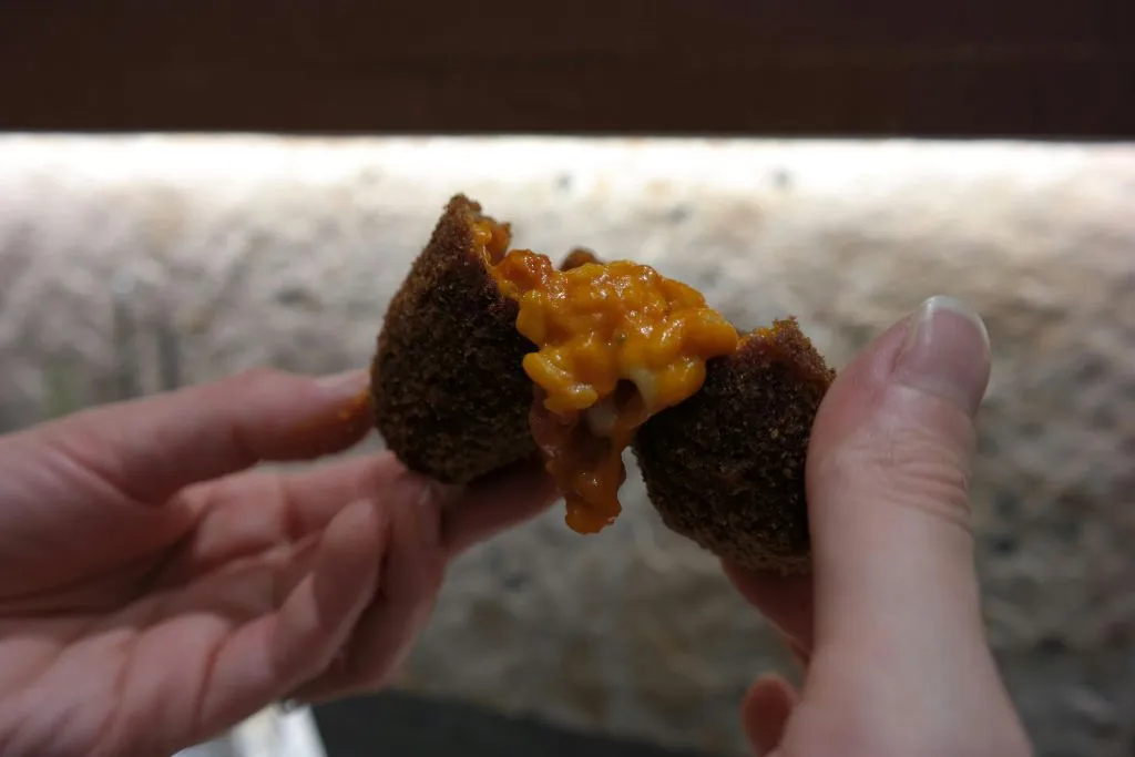 Roma: Tour gastronomico del quartiere Prati con degustazione di vino e gelato