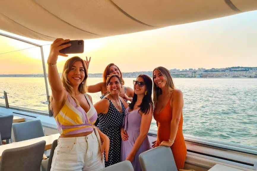 Lisboa: Paseo en barco por el Tajo al atardecer + Bebida