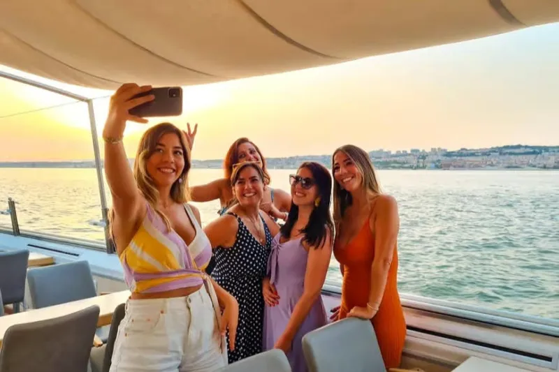 Lisboa: Passeio de barco ao pôr do sol no rio Tejo