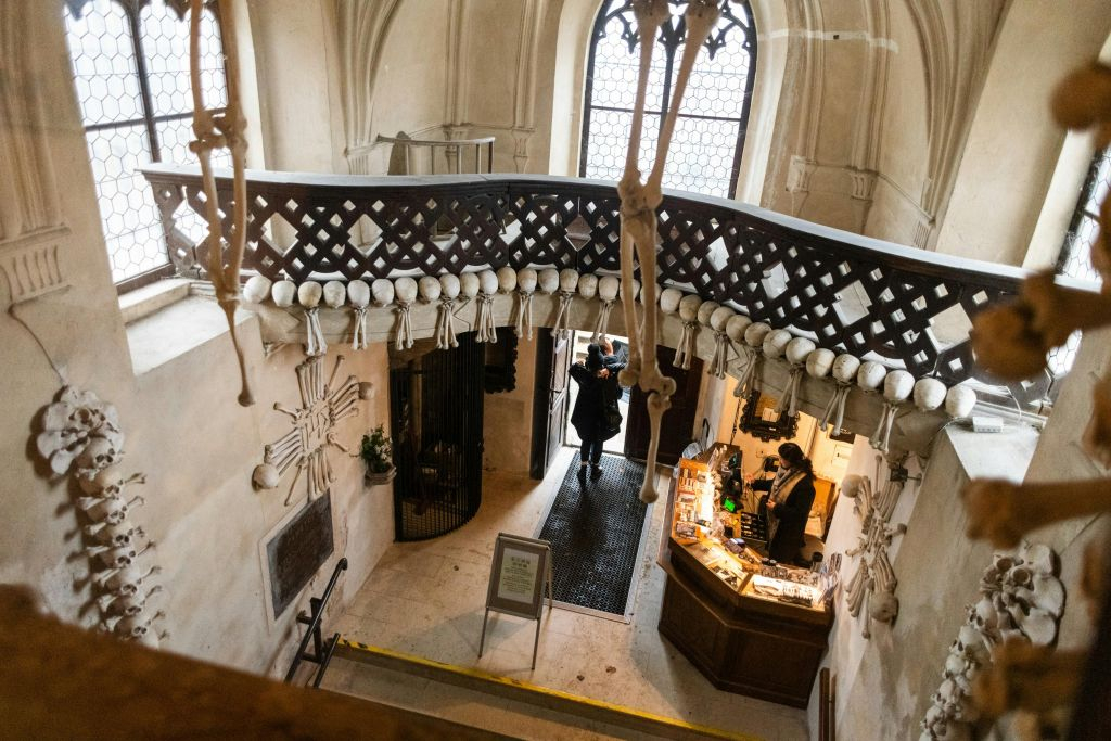 Kutná Hora: Visita guiada desde Praga + Entrada a la Iglesia de Santa Bárbara y Hueso