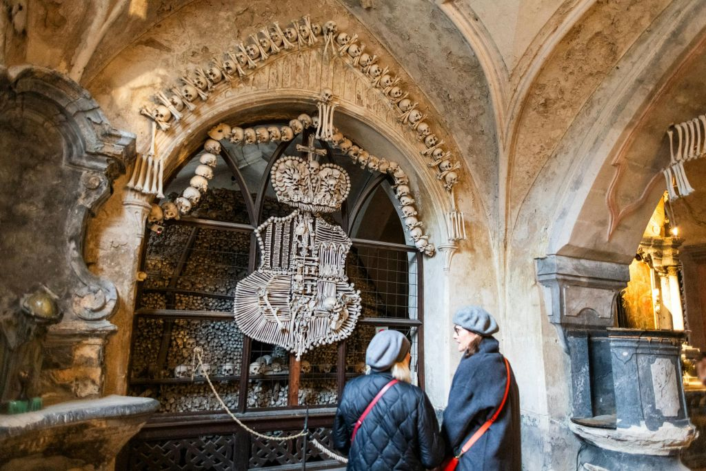 Kutná Hora: Visita guiada desde Praga + Entrada a la Iglesia de Santa Bárbara y Hueso