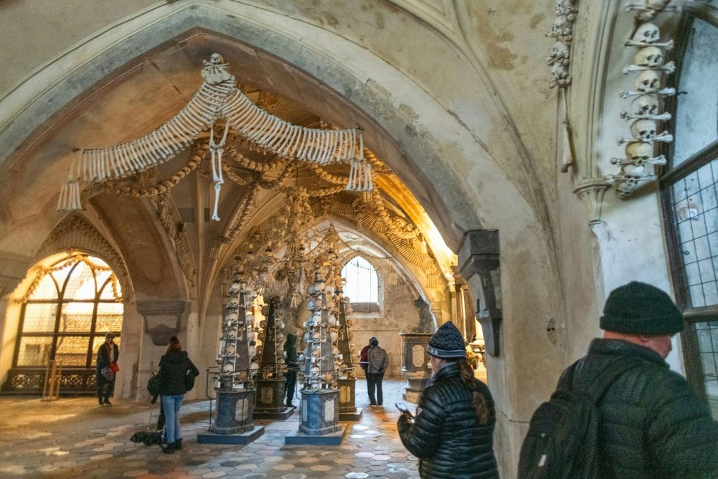 Kutná Hora: Visita guiada desde Praga + Entrada a la Iglesia de Santa Bárbara y Hueso