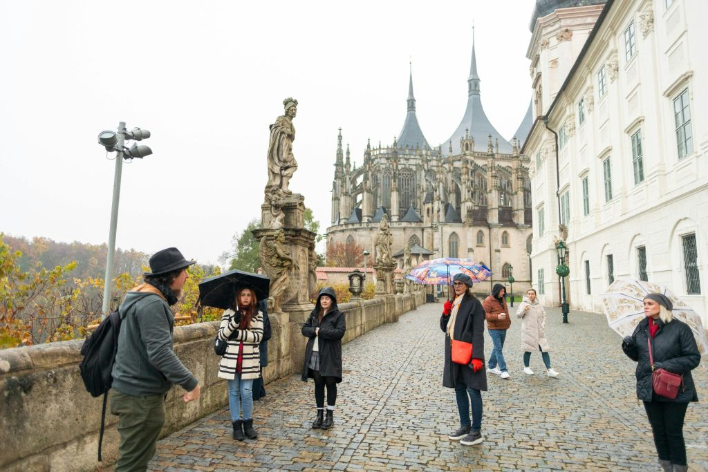 Kutná Hora: Visita guiada desde Praga + Entrada a la Iglesia de Santa Bárbara y Hueso