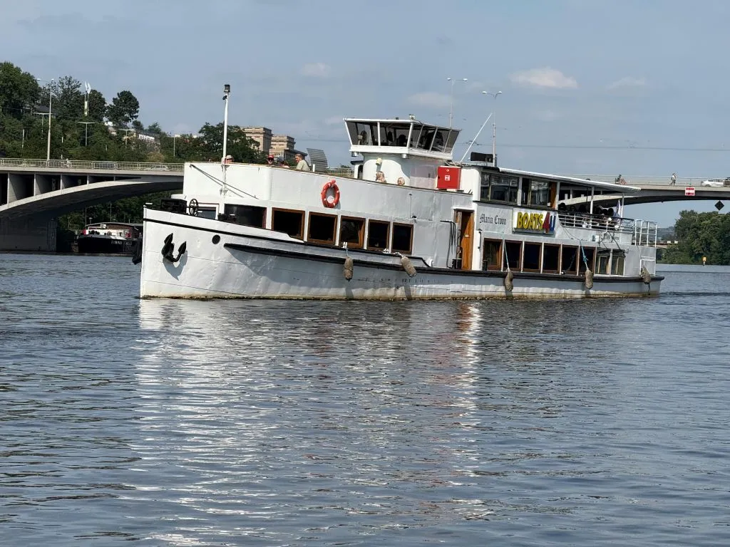 Prague : Visite en bateau + audioguide + collation et boisson