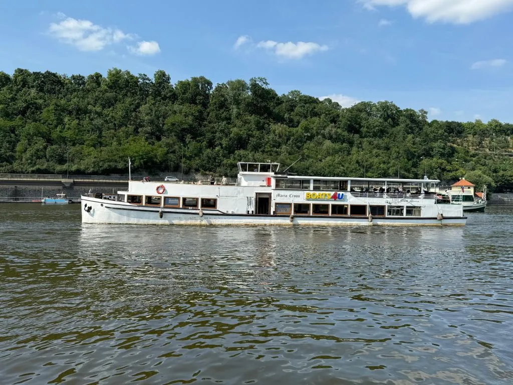Prague : Visite en bateau + audioguide + collation et boisson
