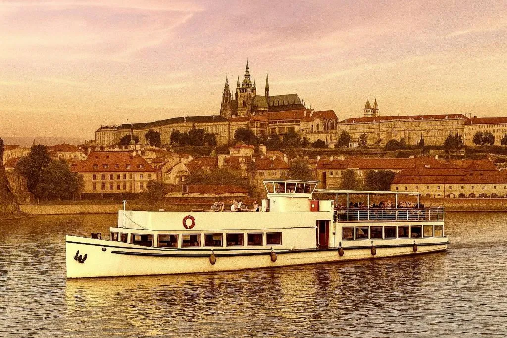 Prague : Visite en bateau + audioguide + collation et boisson