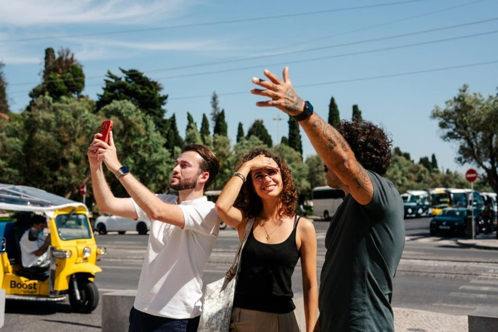 Lisbon: Half-Day Guided Tuk Tuk Tour + Food Tastings