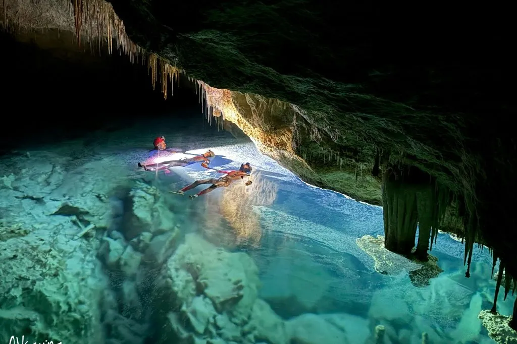 Cueva Acuática: Nada en lagos subterráneos