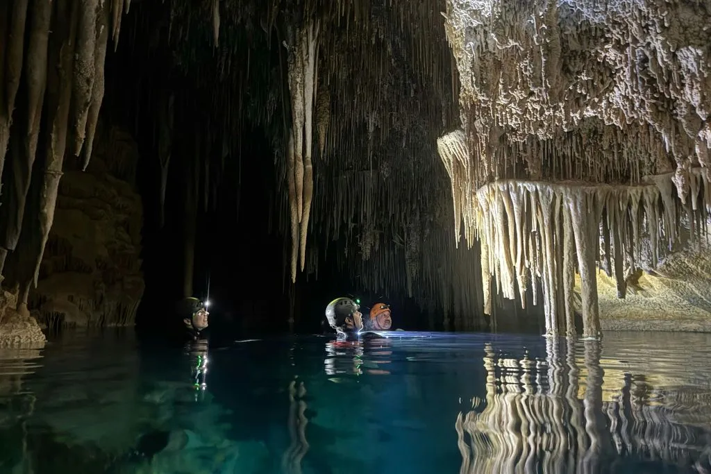 Cueva Acuática: Nada en lagos subterráneos