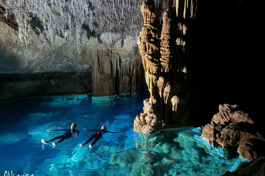 Cueva Acuática: Nada en lagos subterráneos