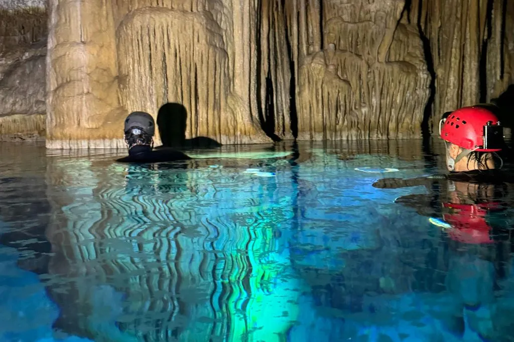 Cueva Acuática: Nada en lagos subterráneos