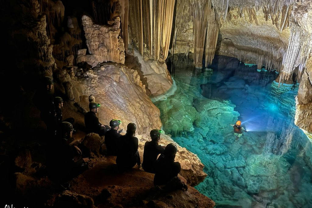 Cueva Acuática: Nada en lagos subterráneos