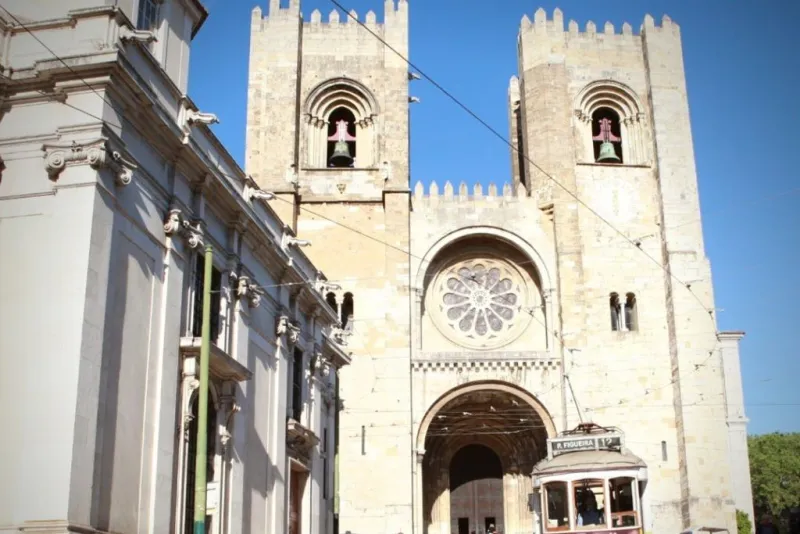 Catedral de Lisboa + Autocarro Hop-on Hop-off Lisboa