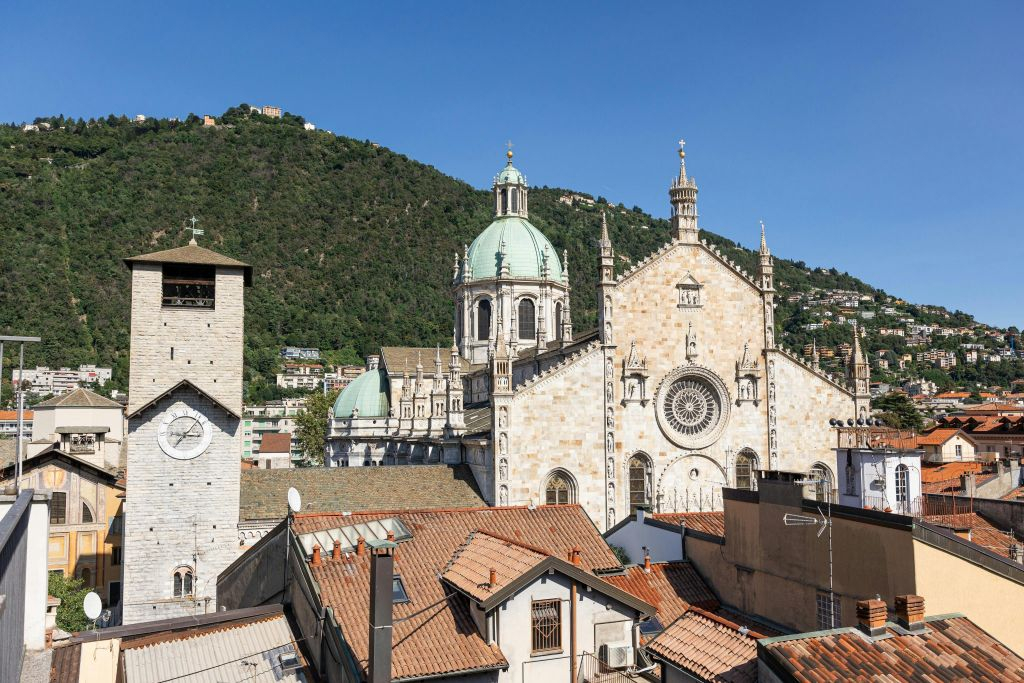 Como y Bellagio: excursión guiada de un día desde Milán + paseo en barco por el lago