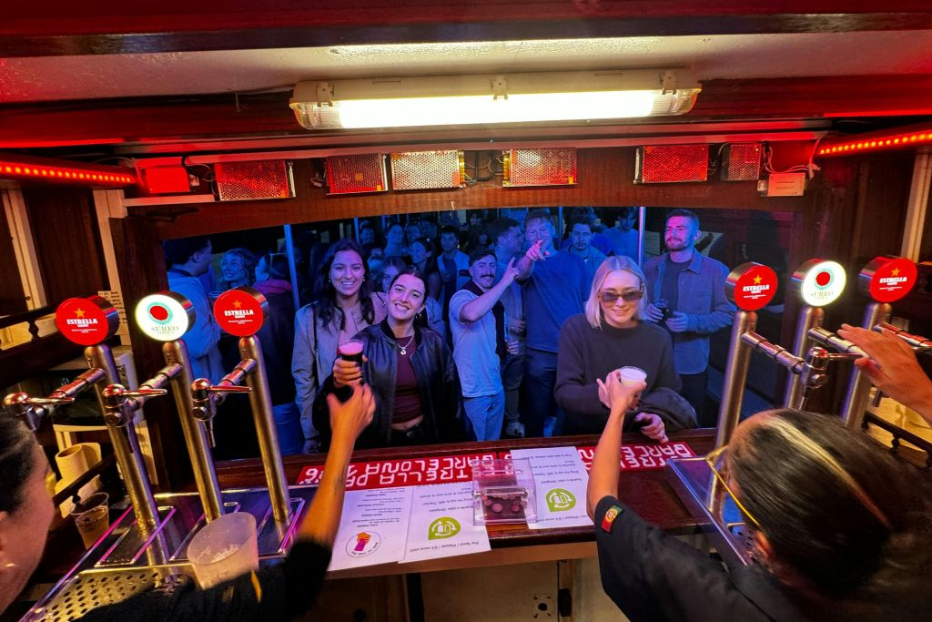 Lisbon: Sunset Boat Party Cruise with DJ & Open Bar