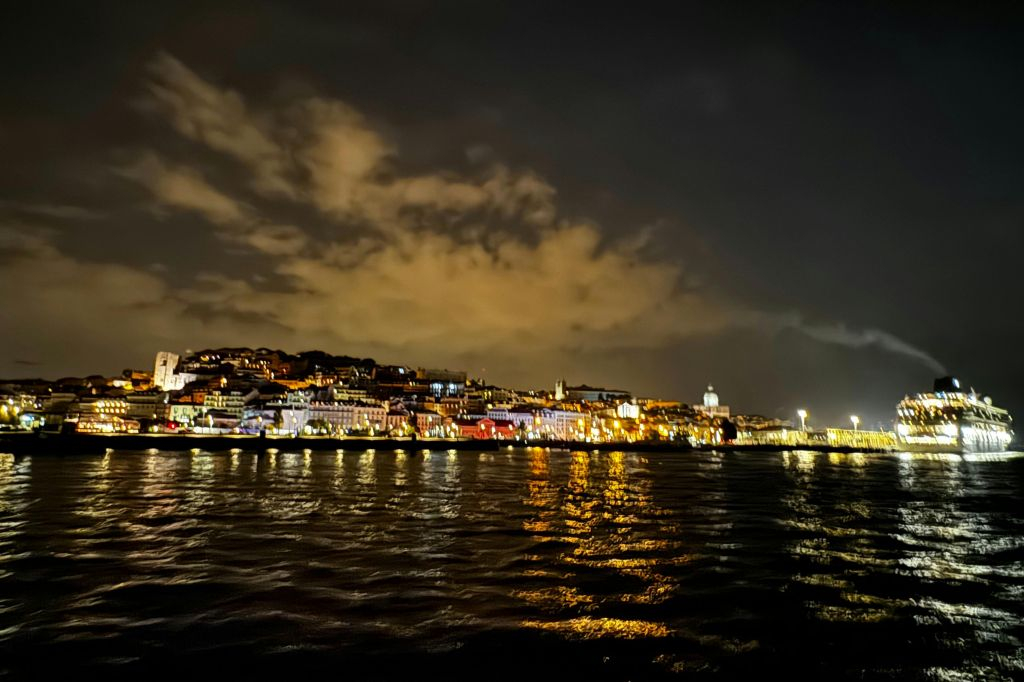 Lisbon: Sunset Boat Party Cruise with DJ & Open Bar