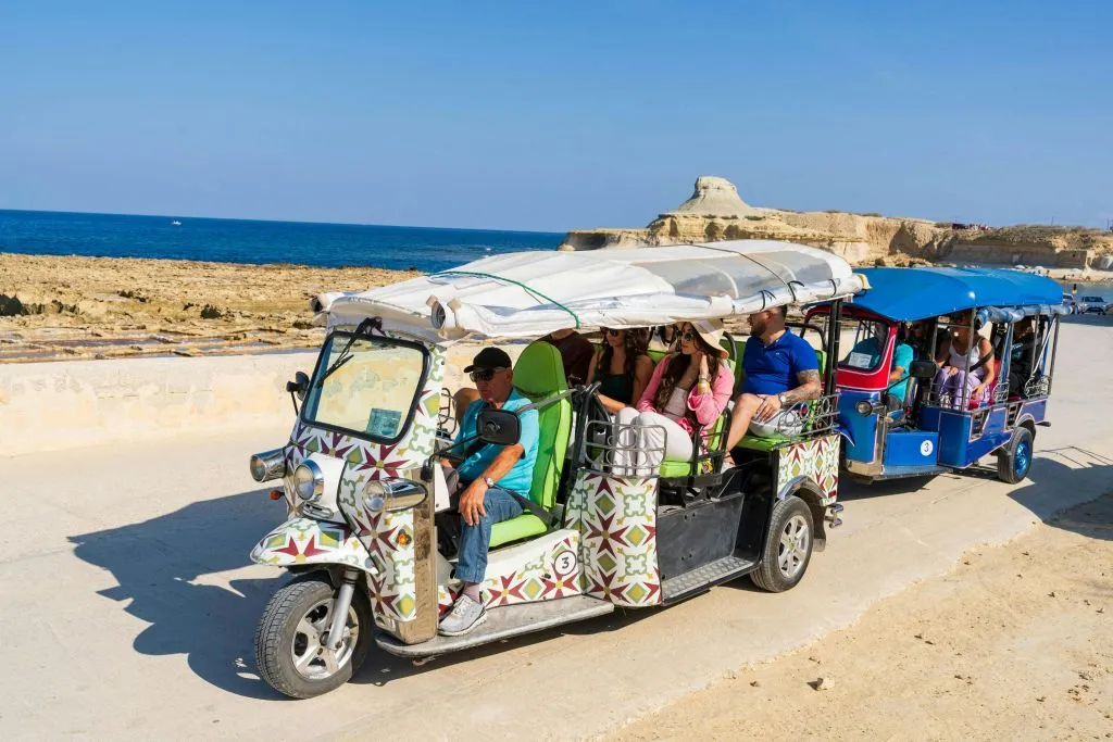 Gozo: Excursão de dia inteiro em Tuk Tuk + Passeio de barco + Almoço