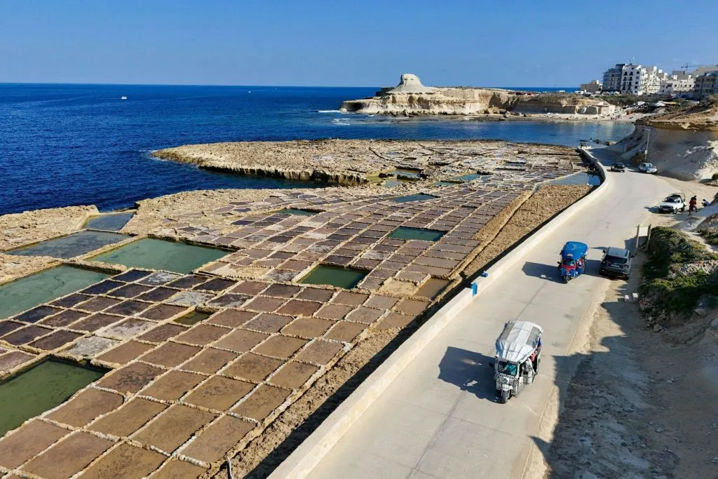 Gozo: Excursão de dia inteiro em Tuk Tuk + Passeio de barco + Almoço