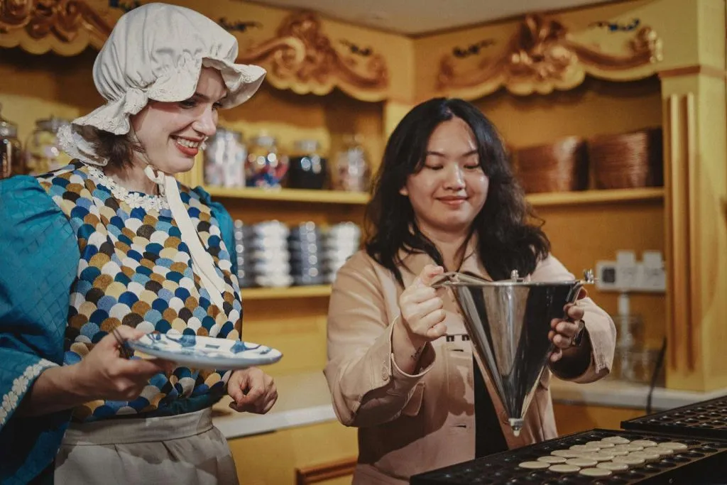 Amesterdão: Experiência holandesa de cozer mini panquecas