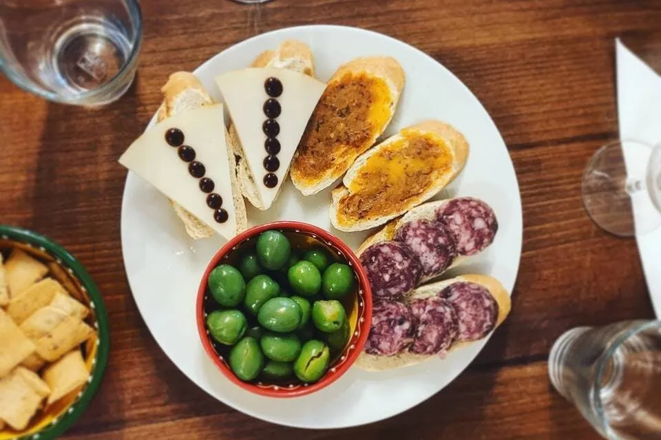 Córdoba: Guided Wine & Tapas Tasting