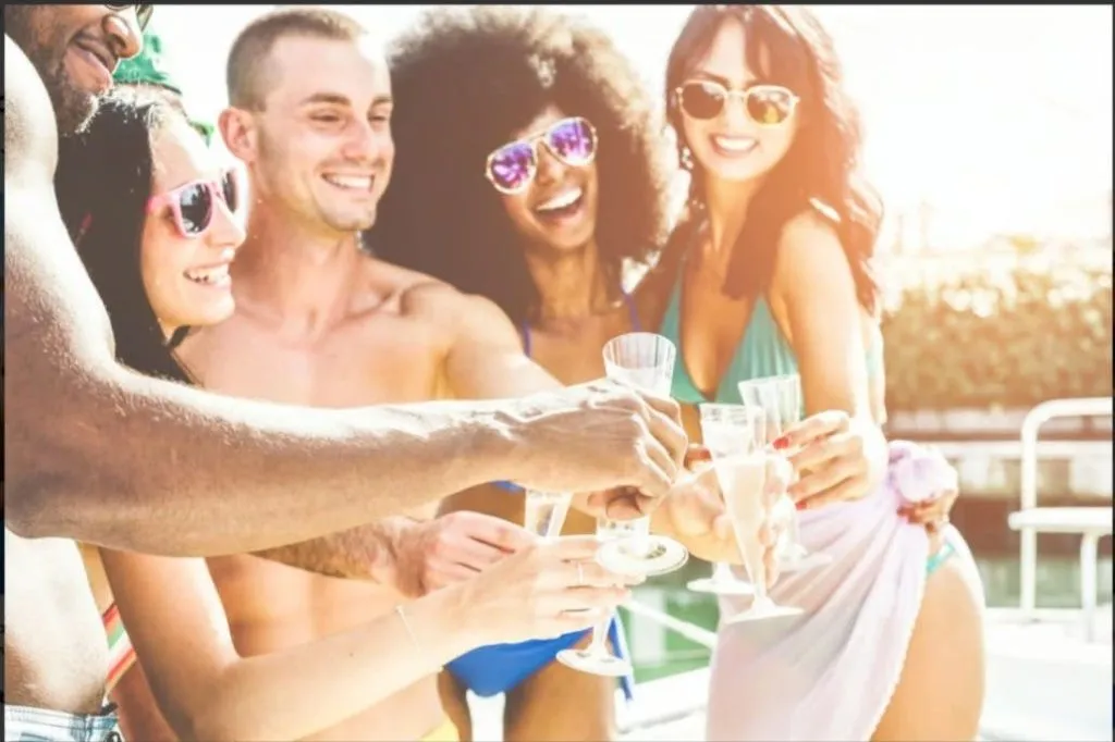 Lisbon: Sightseeing Cruise + Live Music, Swim Stop & Open Bar
