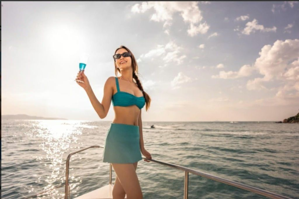 Lisbon: Sightseeing Cruise + Live Music, Swim Stop & Open Bar