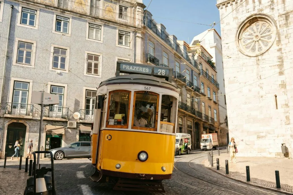 Lisbon: Guided Tram 28 Route Tuk Tuk Tour