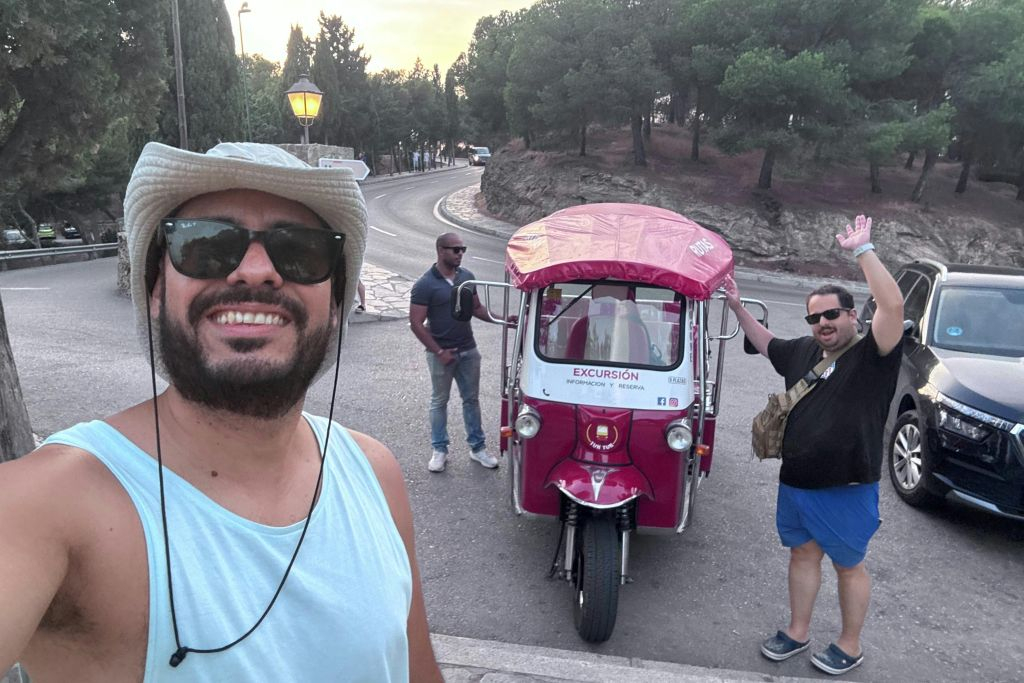 Málaga: Tour guidato in tuk tuk + trasferimento di andata e ritorno