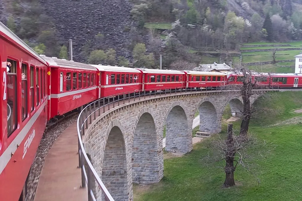 St. Moritz e Tirano: Tour in giornata da Milano + giro sul Bernina Express