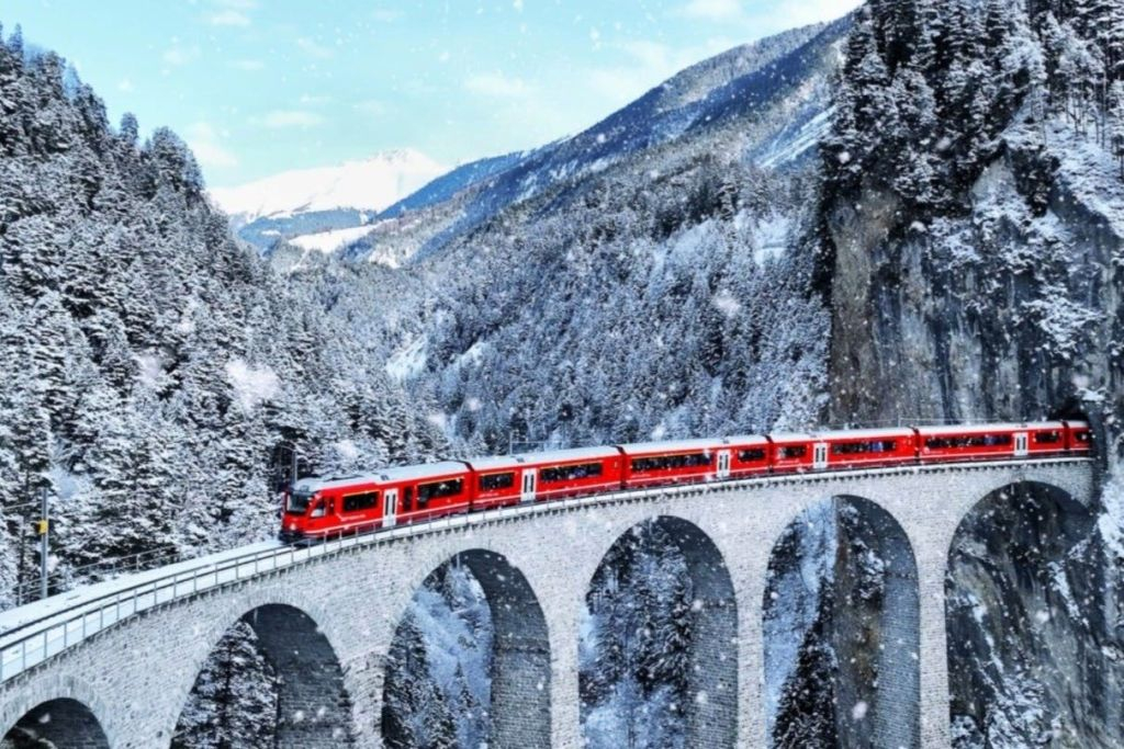 St. Moritz e Tirano: Excursão de um dia a partir de Milão + Passeio de comboio Bernina Express