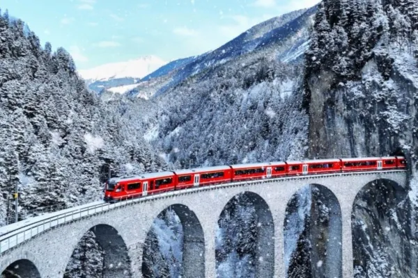St. Moritz e Tirano: Tour in giornata da Milano + viaggio in treno Bernina Express