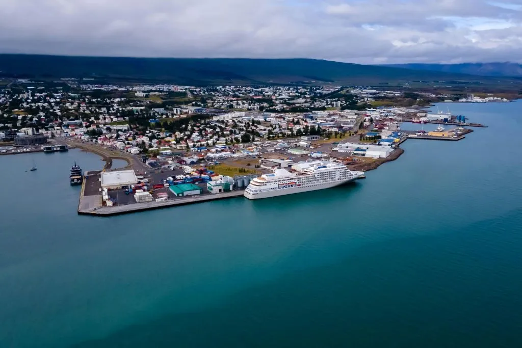 Akureyri: Cruzeiro para observação de baleias com assentos internos aquecidos