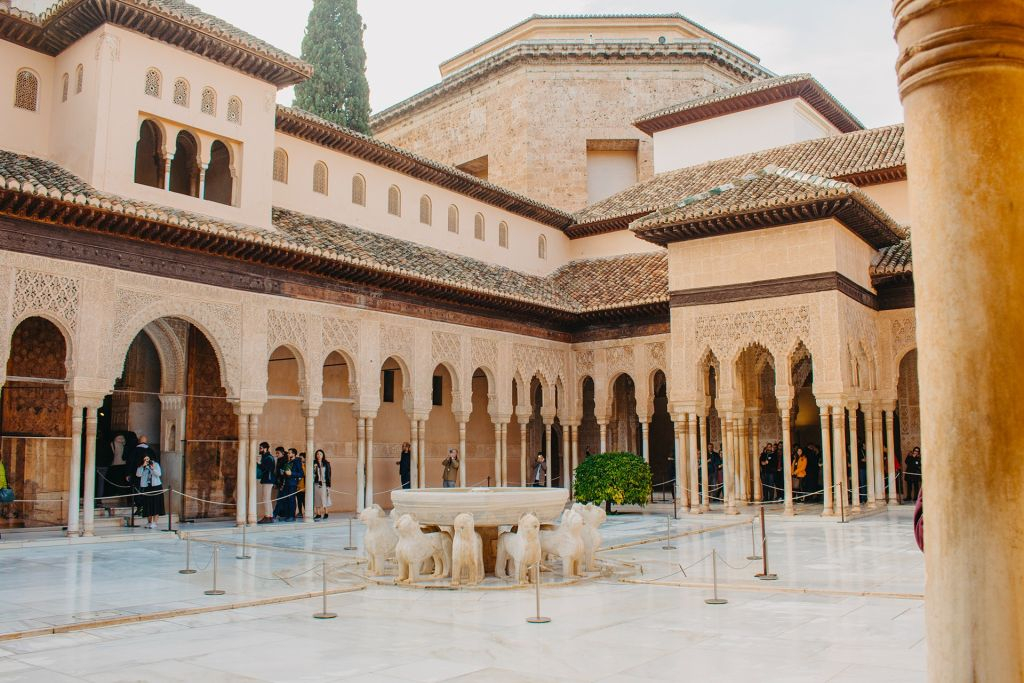 Alhambra y Palacios nazaríes: Tour guiado + Pase de ciudad