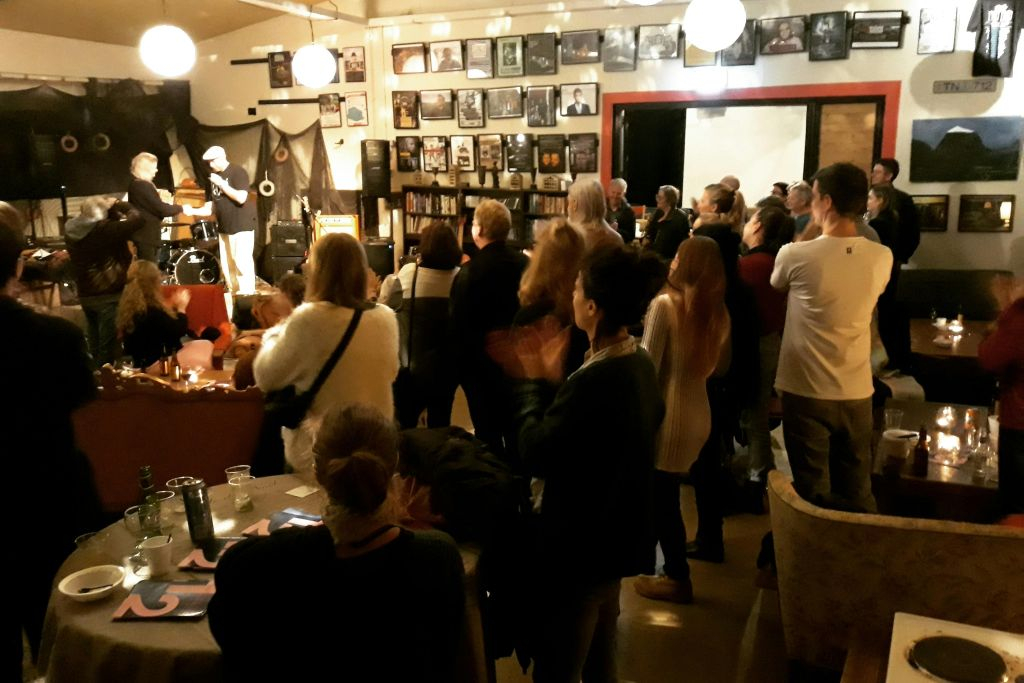 Hellissandur: Festa de karaokê com prêmios e fantasias opcionais
