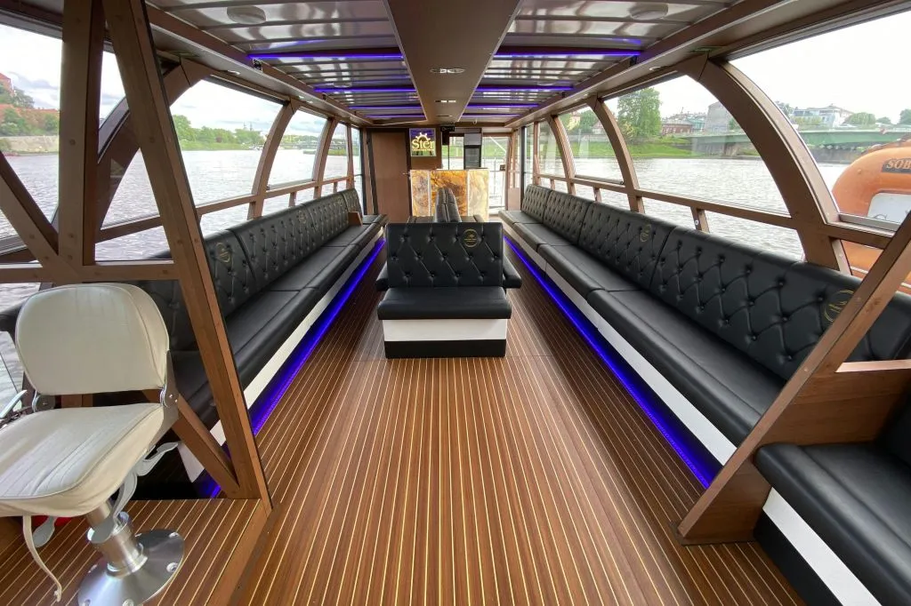 Krakow: Vistula River Cruise with Audio Guide & Panoramic Deck