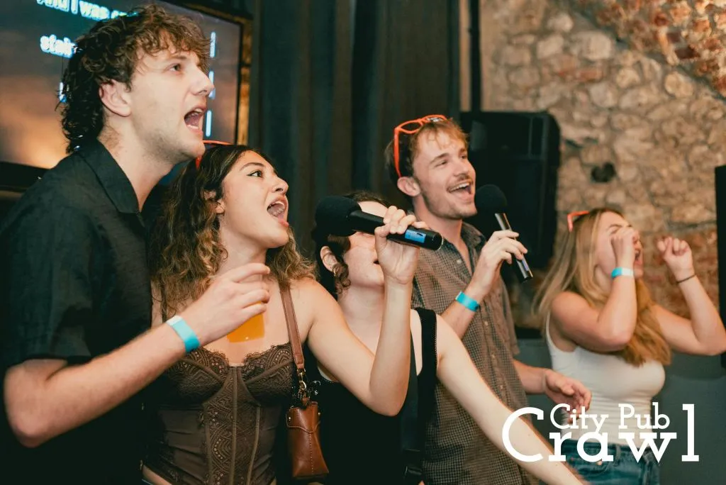 City Pub Crawl Cracóvia: Open Bar, entrada VIP, drinques de boas-vindas