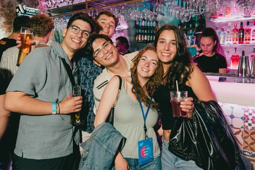 City Pub Crawl Cracóvia: Open Bar, entrada VIP, drinques de boas-vindas
