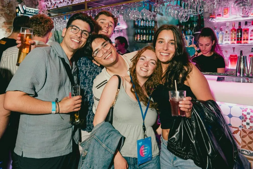 City Pub Crawl Cracóvia: Open Bar, entrada VIP, drinques de boas-vindas