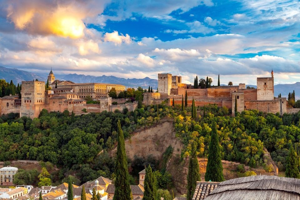 Alhambra y Palacios nazaríes: Tour guiado + Transporte desde Málaga