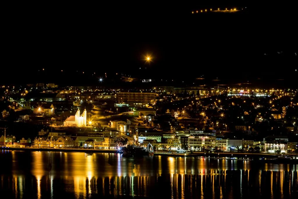 Akureyri: Cruzeiro RIB para observação de baleias ao sol da meia-noite