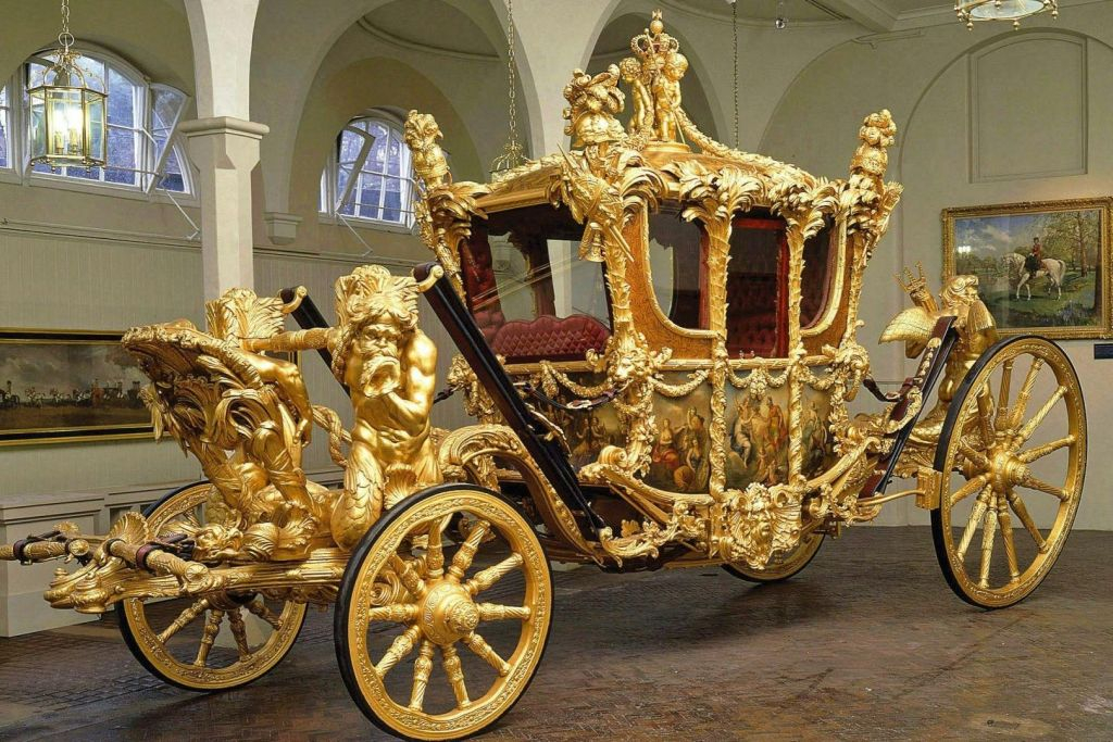 PG Tips Afternoon Tea + Sightseeing Bus Tour with Buckingham Palace State Rooms