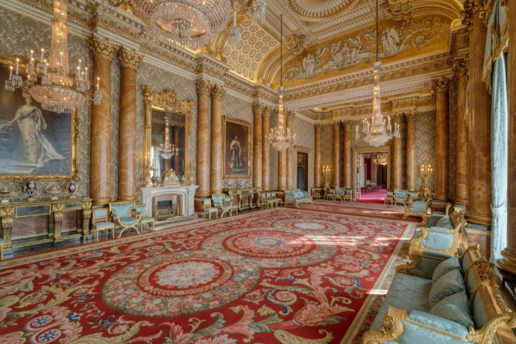 PG Tips Afternoon Tea + Sightseeing Bus Tour with Buckingham Palace State Rooms
